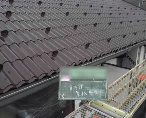 屋根の中塗り塗装