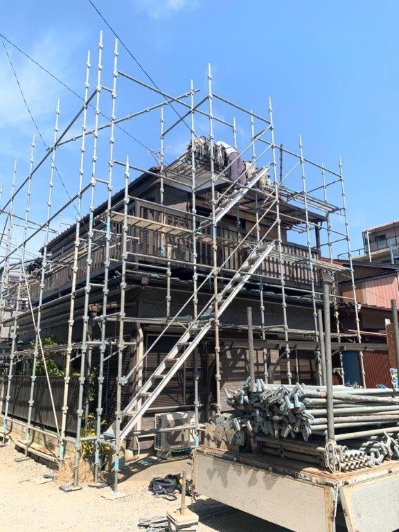 松戸市で仮設足場の組み立て