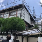 屋根補修に伴う仮設足場の組み立て