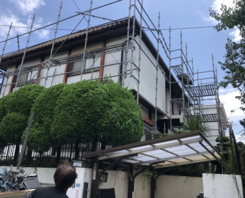 屋根補修に伴う仮設足場の組み立て