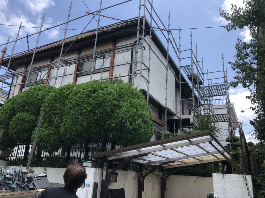 屋根補修に伴う仮設足場の組み立て