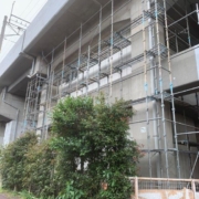JR高架下の足場組み立て