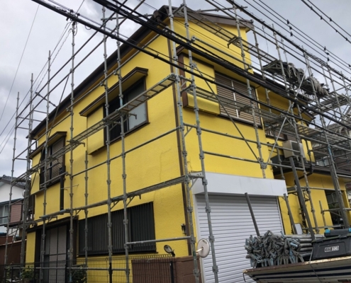 全体の塗装工事に伴う足場の組み立て
