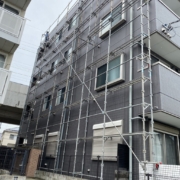 マンションの足場の組み立て