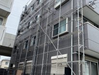 外装の補修工事に伴う仮設足場の組み立て｜千葉県鎌ヶ谷市のマンションにて足場工事