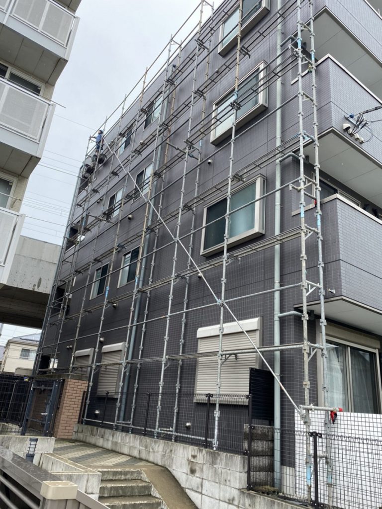 マンションの足場の組み立て