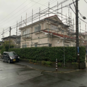 塗装工事（外壁・屋根）に伴う仮設足場の組み立て