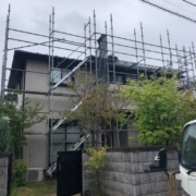 外壁・付帯部の塗装工事に伴う仮設足場の組み立て