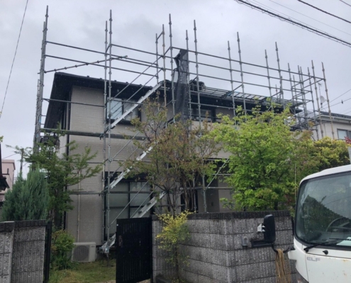 外壁・付帯部の塗装工事に伴う仮設足場の組み立て