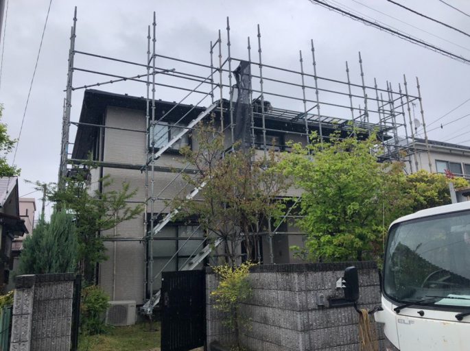 外壁・付帯部の塗装工事に伴う仮設足場の組み立て