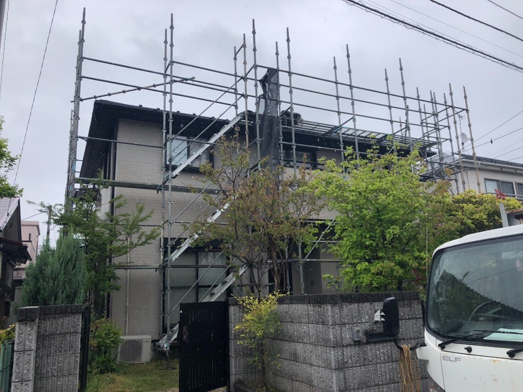 外壁・付帯部の塗装工事に伴う仮設足場の組み立て