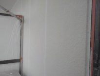 外壁の下塗り塗装｜千葉県習志野市の賃貸アパートにて塗り替え塗装中