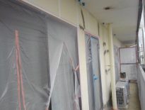 モルタル外壁の下塗り塗装｜千葉市花見川区のアパートにて塗り替え塗装中