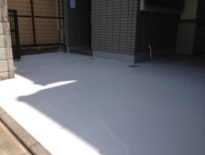 汚れが目立った駐車場スペースの塗床工事｜千葉県習志野市の一般住宅にて床の改修工事