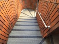 雨の日に滑りやすい共用階段の長尺シート工事｜千葉県習志野市の賃貸マンションにて防水工事