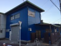 濃いブルーが人目を惹く店舗の外壁塗装｜千葉県習志野市の某店舗にて塗り替えリフォーム