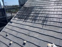 スレート屋根の下塗り塗装（シーラー塗布）｜千葉県習志野市のO様邸にて塗り替え塗装中