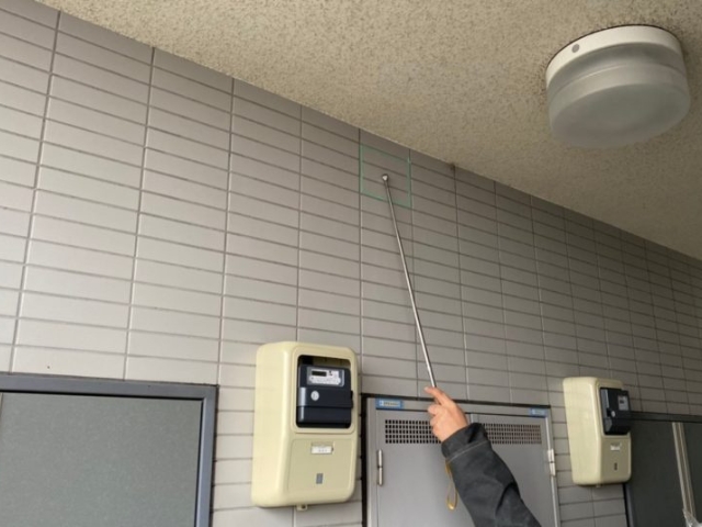 打診棒による傷み具合の検査