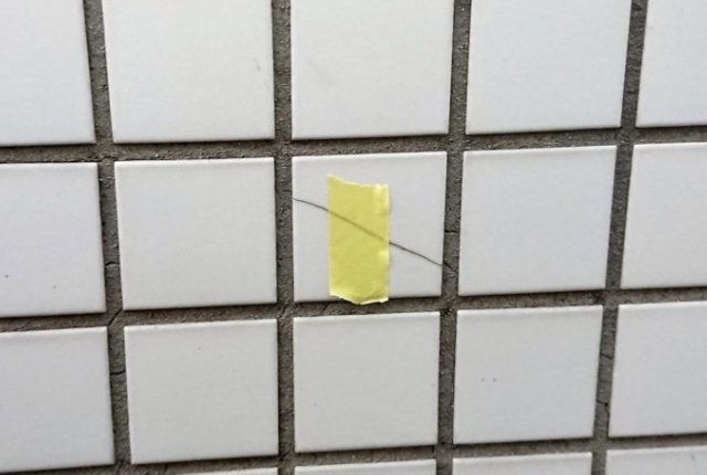 タイルのひび割れ