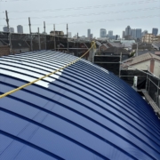 金属屋根の中塗り塗装中