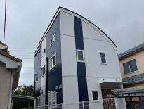 ホワイトとブルーで色鮮やかに生まれ変わったツートンカラーの外壁塗装｜千葉県千葉市花見川区の戸建て住宅にて塗り替えリフォーム
