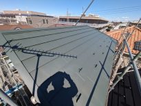 スレート屋根から金属屋根へ葺き替え工事｜千葉県八千代市の戸建て住宅にて屋根リフォーム