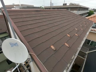 千葉県八千代市の戸建て住宅で施工前のスレート屋根。色あせや欠けが見られる劣化状態