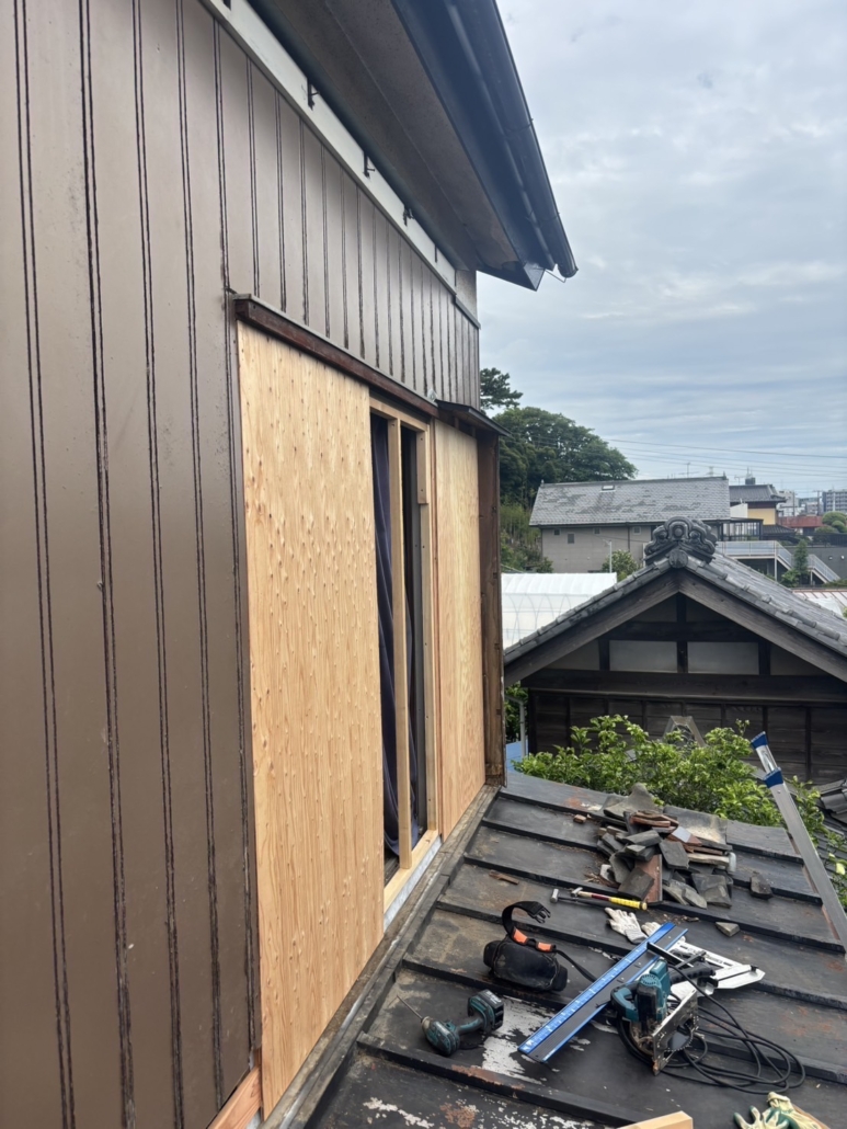 外壁サイディング貼り直しの下地補強。窓まわりに新しい合板を施工した工程（千葉県船橋市）